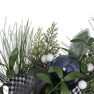 Northlight Houndstooth & White Berries Artificial Christmas Wreath