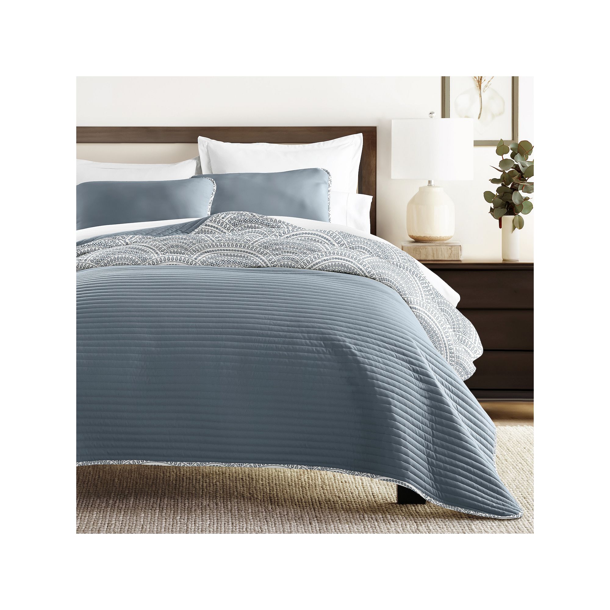 Home Collection All Season Scalloped Reversible Quilt Set with Shams, Blue