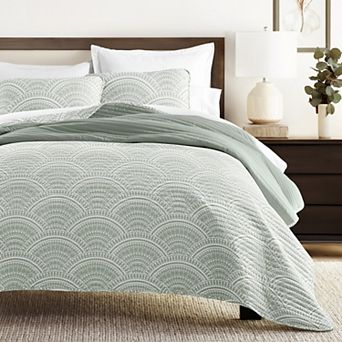 Home Collection All Season Scalloped Reversible Quilt Set with Shams