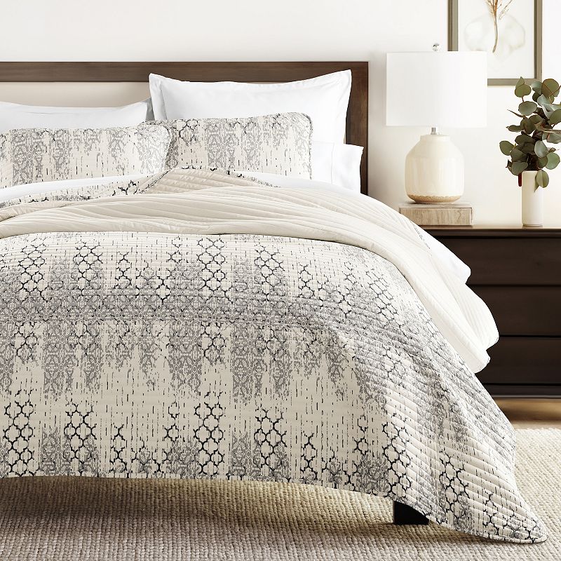 Home Collection All Season Distressed Aztec Reversible Quilt Set with Shams