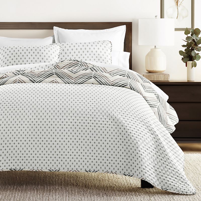 Home Collection All Season Diamond Chevron Reversible Quilt Set with Shams,