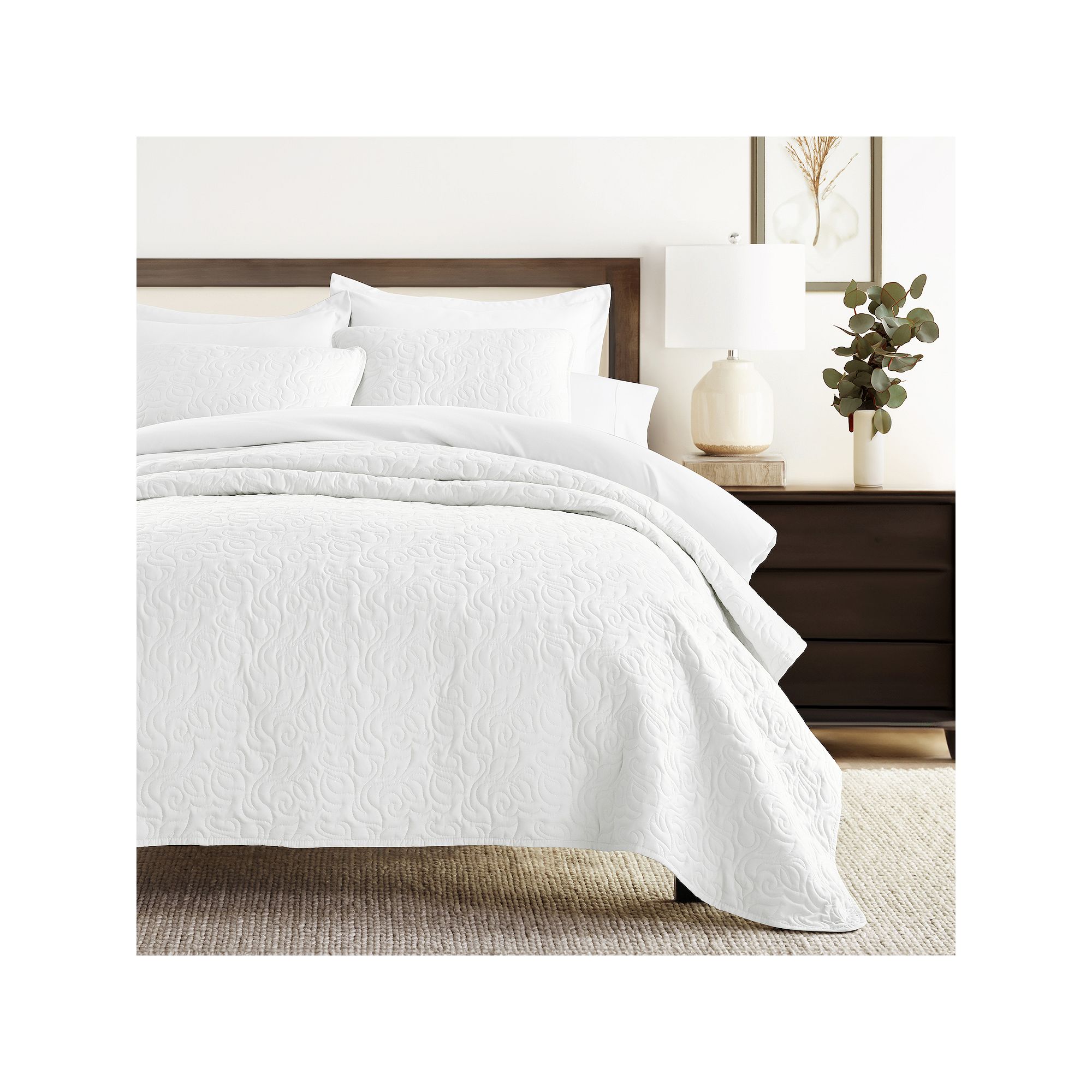 Home Collection All Season Floral Quilt Set with Shams, White