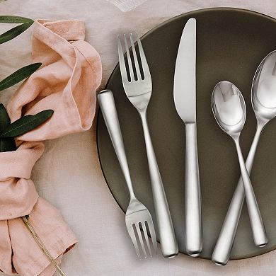 You'll enjoy the timeless design of this Hampton Forge Totem 20-pc. flatware set for years to come. 