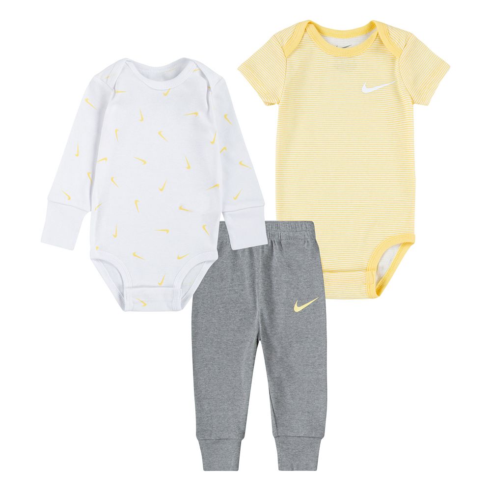 Outlets Baby Nike 18 piece lot