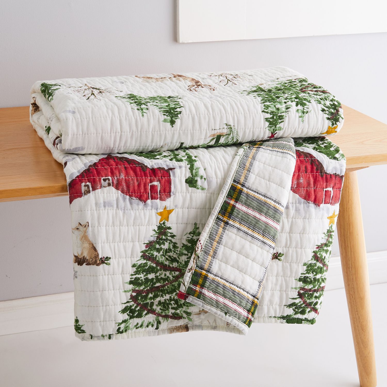 Levtex Home Überwurf „Tatum Pines“ – Weihnachtshütten-Design, Gesteppt, Aus Baumwolle (127 X 152 Cm, Rot/grün/braun/weiß)