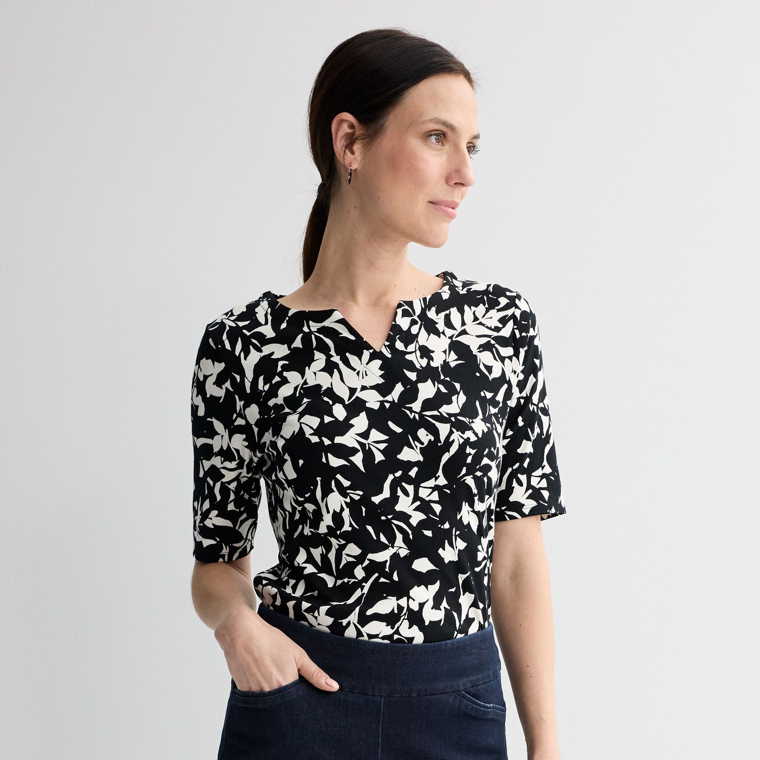 Топы Petite Croft & Barrow® Elbow Sleeve Splitneck Top, цвет: Чёрный