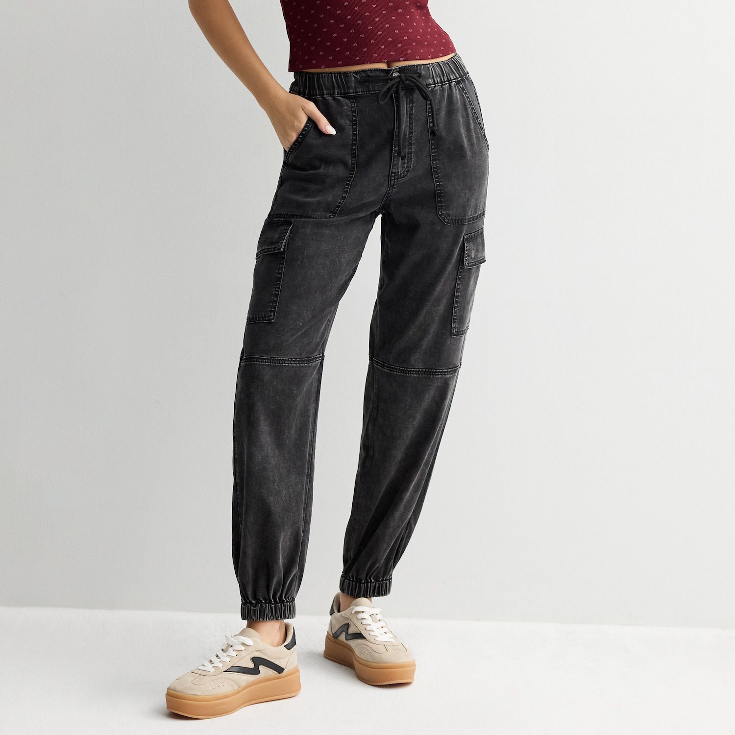 Женские джинсы Juniors' SO® High Rise Cargo Jogger, цвет: Чёрный — фото 1