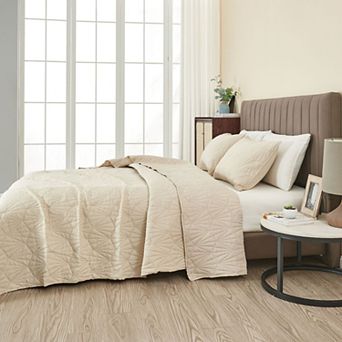 Madelinen® Oversized Pinsonic Solid Quilt Set with Shams