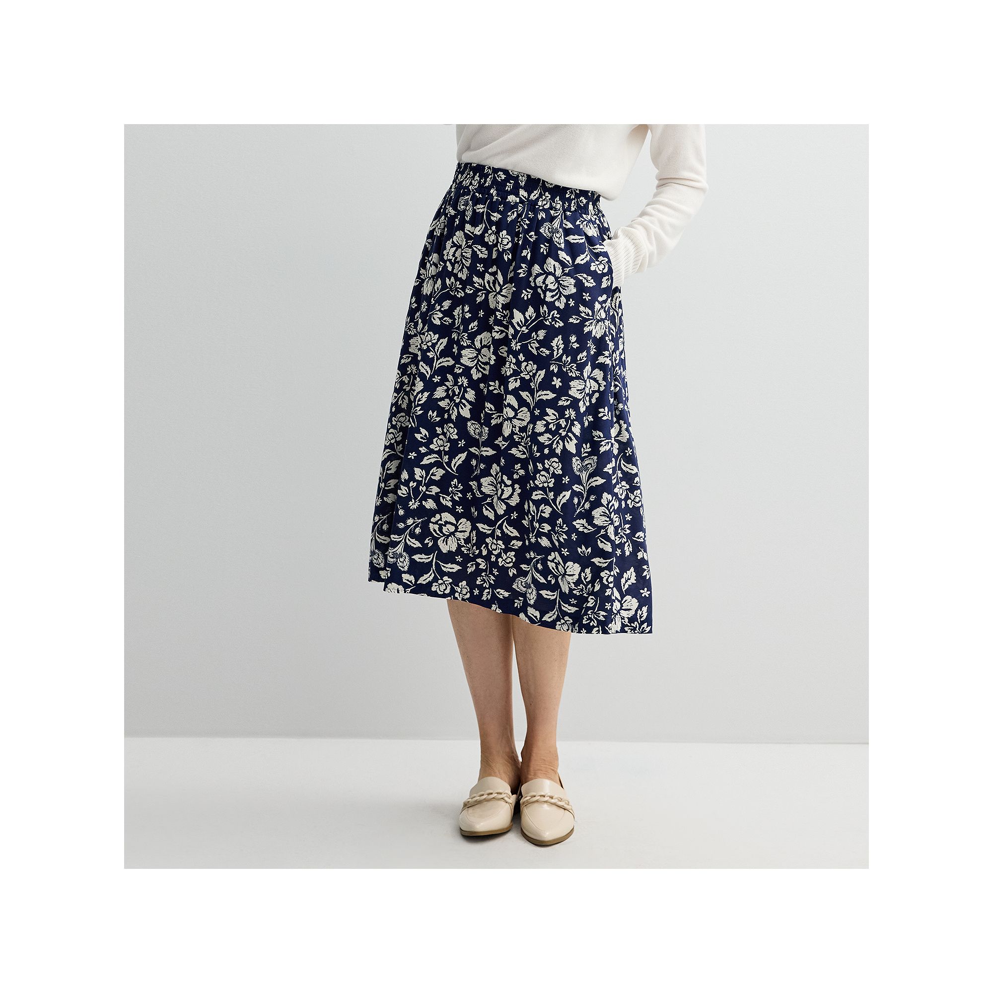Petite Croft & Barrow Tiered Polished-Front Pull-On Skirt, Womens, Size: X