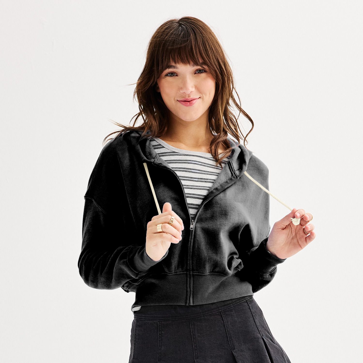 Женские худи Juniors' SO® Favorite Cropped Full-Zip, цвет: Чёрный — фото 1