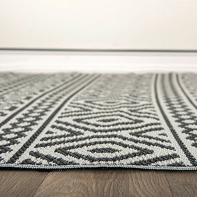 World Rug Gallery Black Geometric Reversible Indoor / Outdoor Area Rug