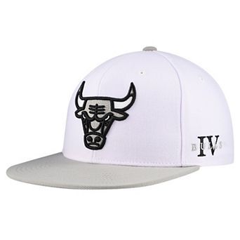 Men's Mitchell & Ness White Chicago Bulls Core Snapback Hat