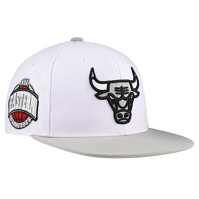 Men's Mitchell & Ness White Chicago Bulls Core Snapback Hat