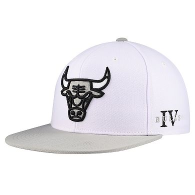 Men's Mitchell & Ness White Chicago Bulls Core Snapback Hat