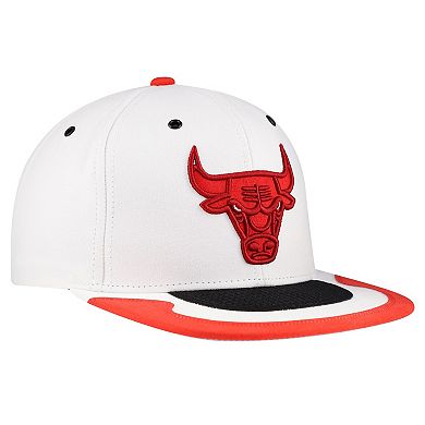 Men's Mitchell & Ness White Chicago Bulls Day 4 Snapback Hat