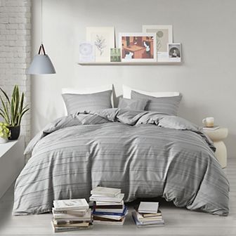 Intelligent Design Milo Cationic Dyed Clip Jacquard Duvet Cover Set with Throw Pillow