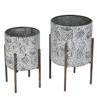 LuxenHome Set Of 2 Coastal Distressed White And Gray Metal Cachepot Planters With Metal Stand