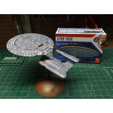 Round 2 AMT: Star Trek Model Kit: U.S.S. Enterprise NCC-1701-D