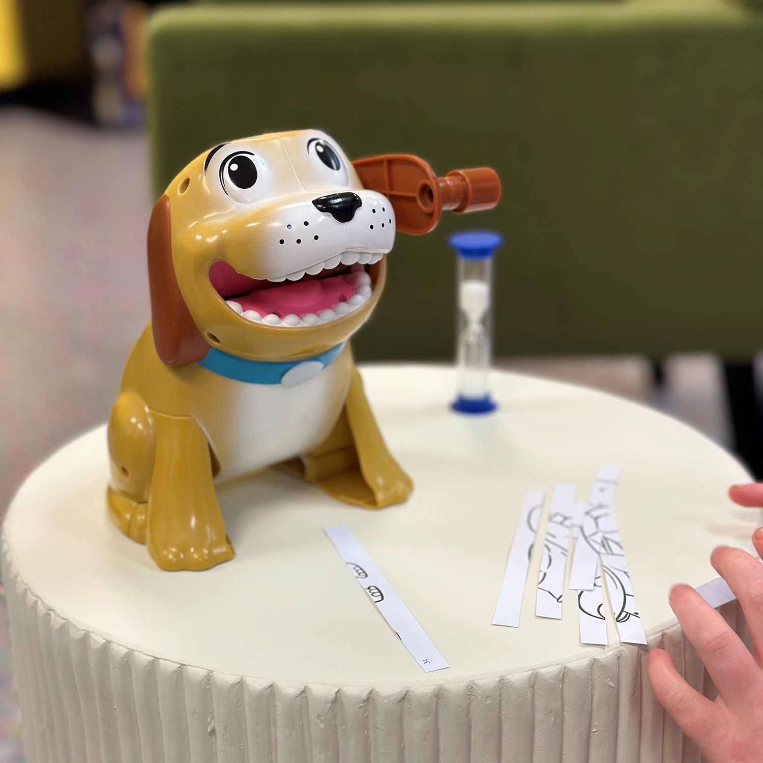 University Games „The Dog Ate My Homework“ – Lustiges Aktions-Bilderratespiel Für Kinder Ab 5 Jahren, Inkl. Zerknüllendem Hund
