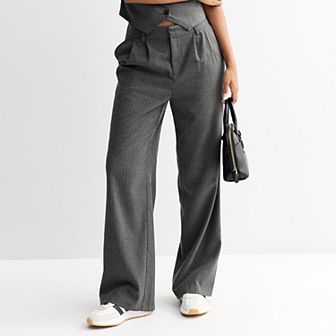 Juniors' SO® Wide Leg Pleated Curvy Fit Trousers