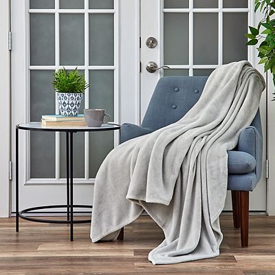 Room essentials fleece blanket hotsell