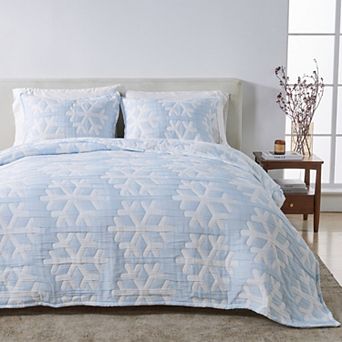 Madelinen Reversible Snowflake Matelassé Quilt Set with Shams