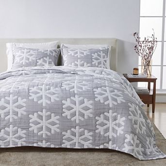 Madelinen Reversible Snowflake Matelassé Quilt Set with Shams