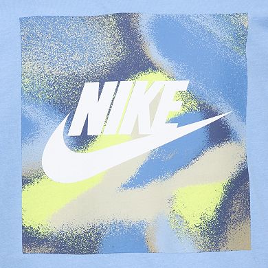 Perfect for school or practice, he'll love wearing this boys' Nike graphic tee.