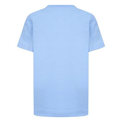 Perfect for school or practice, he'll love wearing this boys' Nike graphic tee.