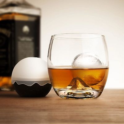 Il Bicchiere Ghiacciato Con Vodka E Palla Di Ghiaccio Fotografia Stock
