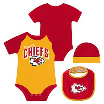 "Newborn & Infant Kansas City Chiefs Dynamic Duo Bodysuit, Bib & Knit Hat Set"