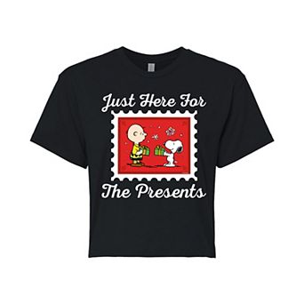 Juniors' Peanuts Snoppy & Charlie Brown Here For The Presents Cropped Tee