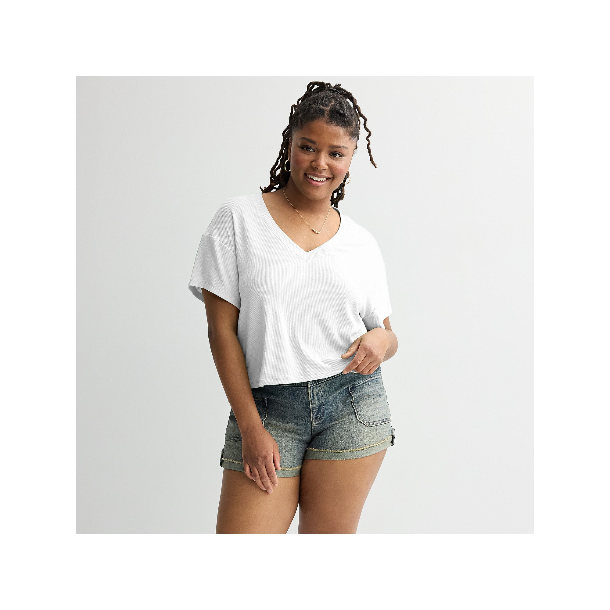 Juniors Plus Size SO® Boxy Cropped V-Neck Tee, Girls, Size: 1XL, Modern 