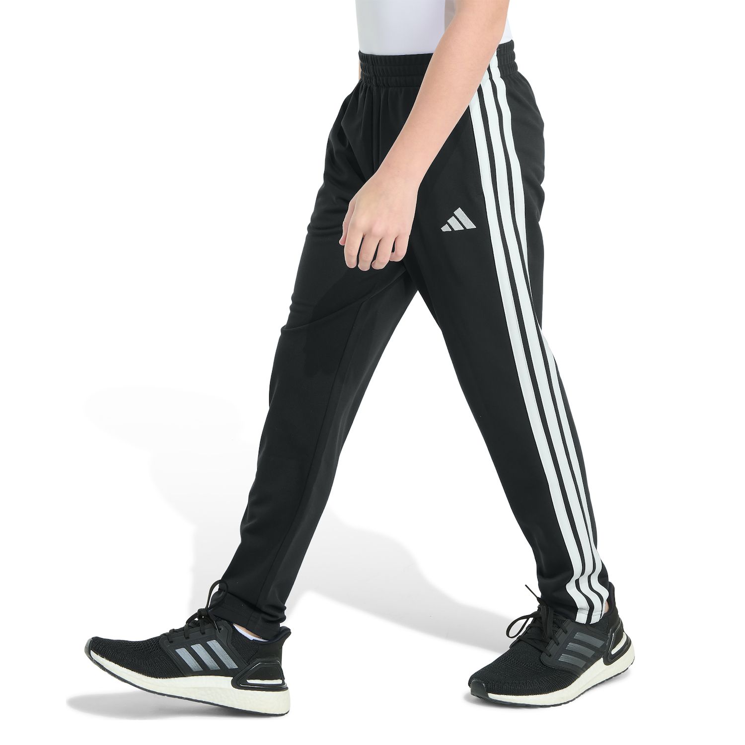 Брюки adidas Tapered для мальчиков, цвет: Чёрный — фото 1