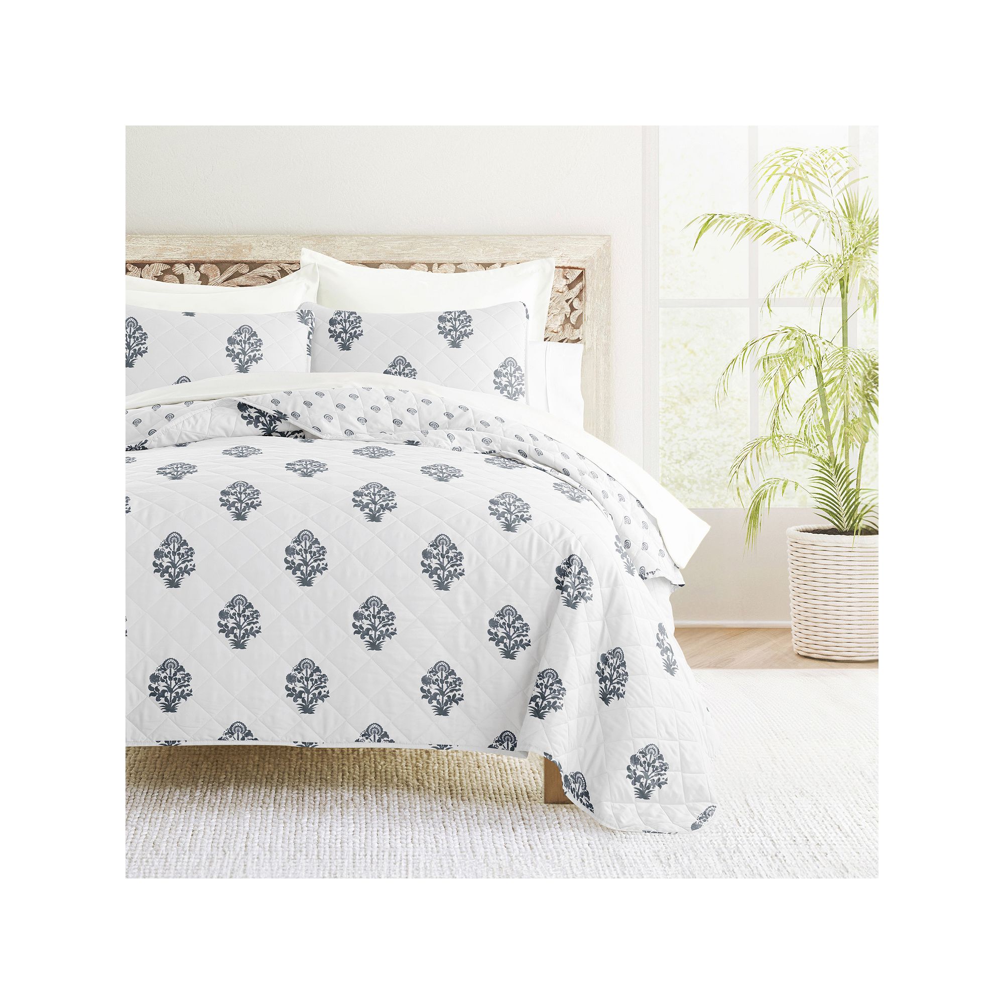Home Collection Stamped Bloom Reversible All Season Down-Alternative Quilt 