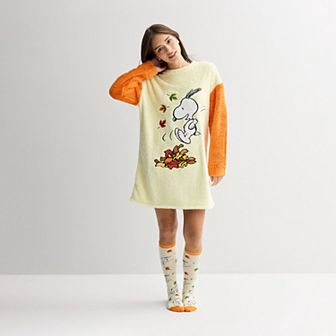 Juniors' Peanuts Snoopy Fall Harvest Leaves Sleepshirt & Socks Set