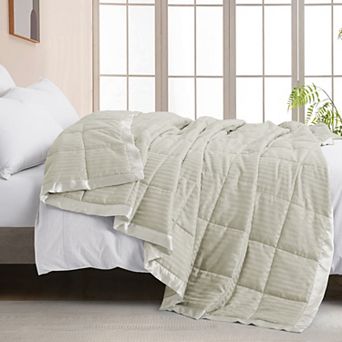 Unikome Hotel Collection Lightweight Down Alternative Blanket with Satin Trim All Season Design
