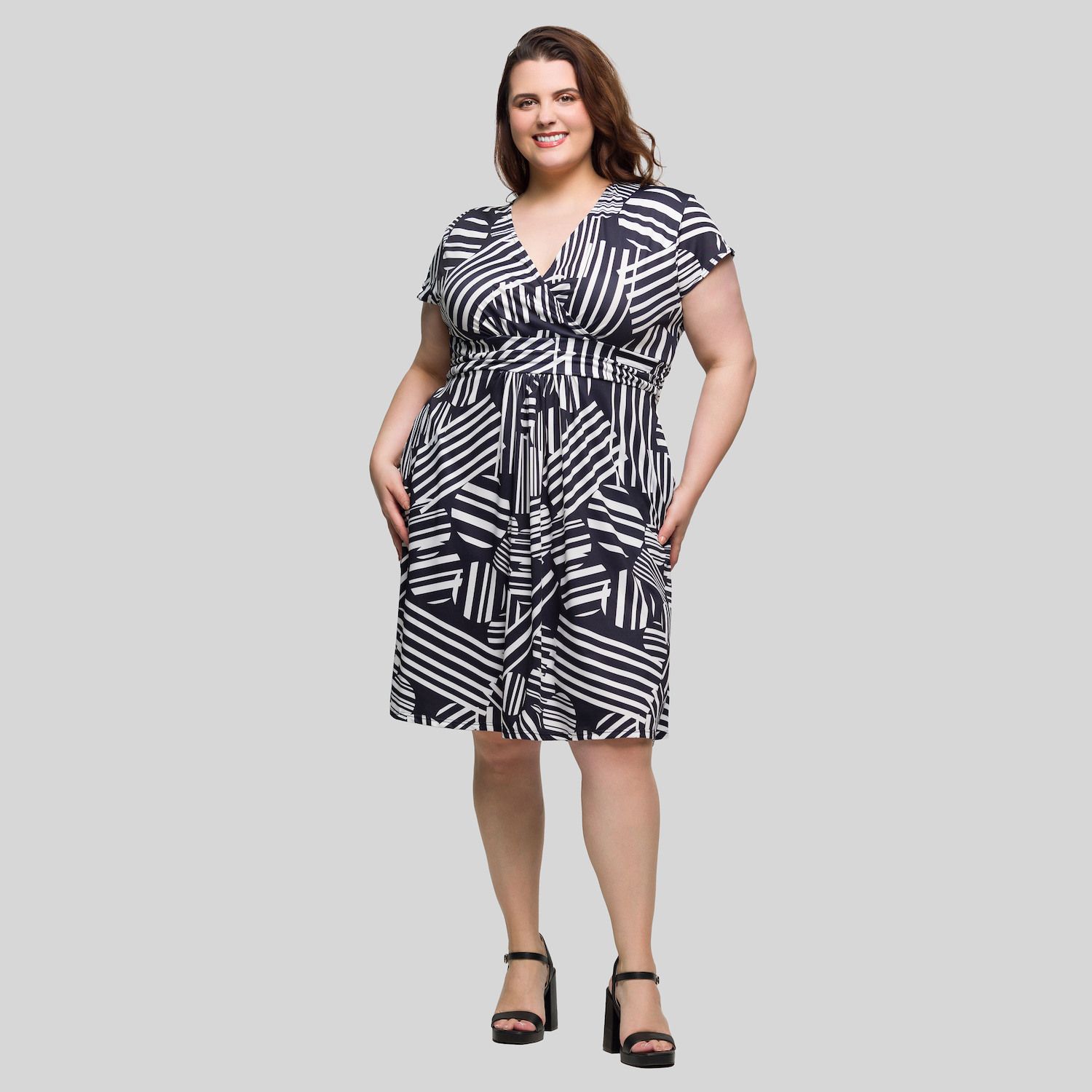 Женские платья 24Seven Comfort Apparel Plus Size 24Seven Comfort Apparel Cap Sleeve Abstract Knee Length Pocket Dress