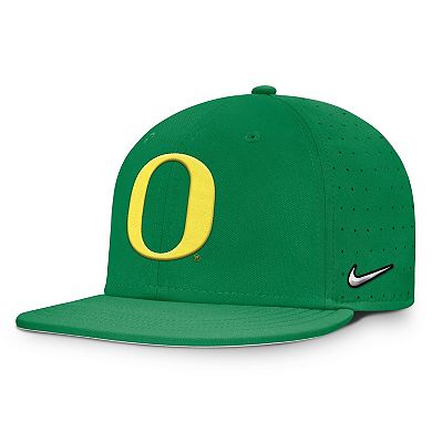Men's Nike Green Oregon Ducks On-Field Dugout True Performance Fitted Hat