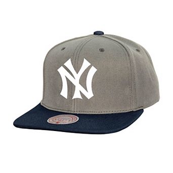 Men's Mitchell & Ness Gray New York Yankees Cooperstown Collection Basic Flip Snapback Hat