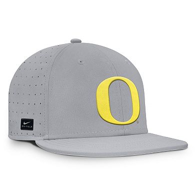 Men's Nike Gray Oregon Ducks On-Field Dugout True Performance Fitted Hat