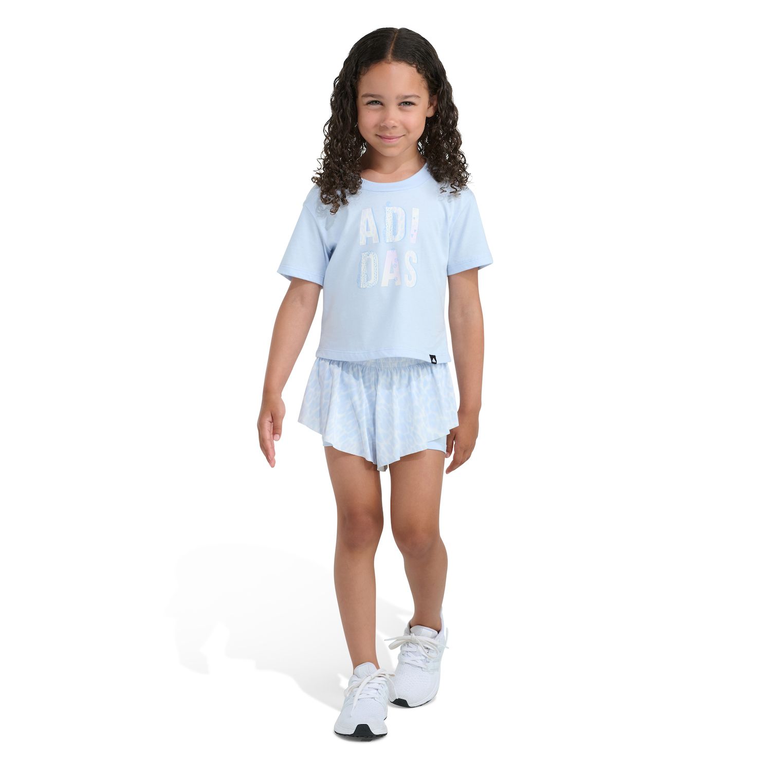 Комплект adidas 2 pc Short Sleeve Graphic Tee & Printed Flowy Shorts Set для девочек — фото 1