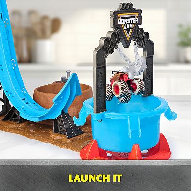 Monster Jam Dunk Tank Playset with Water Feature
