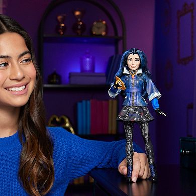 Mattel Mattel Descendants Mal Isle of the Lost tiende jubileum modepop met verwijderbare outfit, accessoire en buigbare gewrichten, geïnspireerd door de films, JFG74