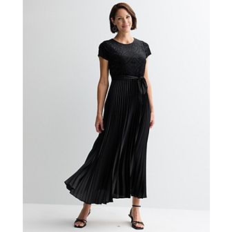 Women's Sandra Darren Short Sleeve Pleated Dress