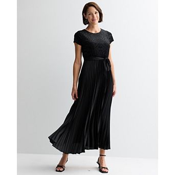 Women's Sandra Darren Short Sleeve Pleated Dress