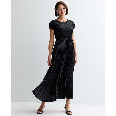 Women's Sandra Darren Short Sleeve Pleated Dress