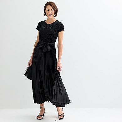 Women's Sandra Darren Short Sleeve Pleated Dress