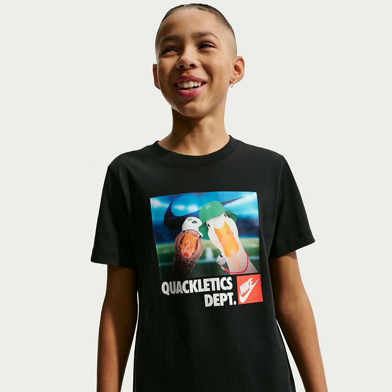 ナイキ アーセナル ポドルスキ 12/14 長袖ユニフォーム L 紙タグ付き Kids 8-20 Nike Quackletics Dept. Graphic T-Shirt