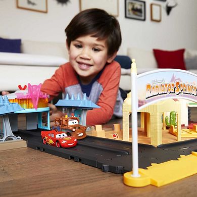 Mattel Disney and Pixar's Cars Radiator Springs Tour Playset with 2 Toy Cars